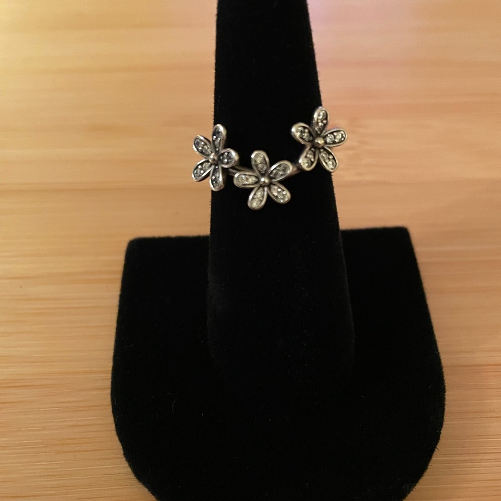 Pandora Dazzling Daises/Daisy Ring, size 6 - Picture 5 of 8